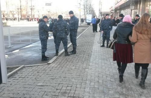 Оцепление силовиков на пр. Путина и ул. Лорсанова в Грозном. 3 февраля 2018 года. Фото корреспондента "Кавказского узла". Оцепление силовиков на пр. Путина и ул. Лорсанова в Грозном. 3 февраля 2018 года. Фото корреспондента "Кавказского узла".