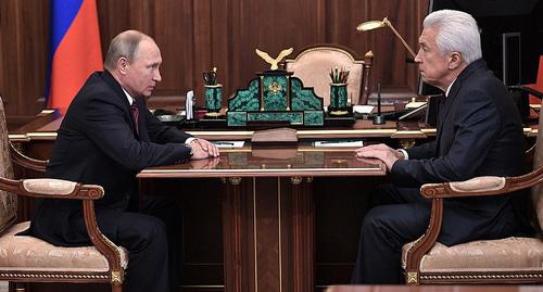 Владимир Путин и Владимир Васильев на встрече в Кремле. Фото http://kremlin.ru/events/president/news/55760/photos#photo-50560 Владимир Путин и Владимир Васильев на встрече в Кремле. Фото http://kremlin.ru/events/president/news/55760/photos#photo-50560