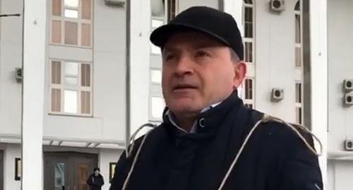 Одиночный пикет в у здания правительства в Махачкале. Фото стоп-кадр видео https://www.instagram.com/p/Be48TE9gwYt/?hl=ru&taken-by=golos.dagestana Одиночный пикет в у здания правительства в Махачкале. Фото стоп-кадр видео https://www.instagram.com/p/Be48TE9gwYt/?hl=ru&taken-by=golos.dagestana
