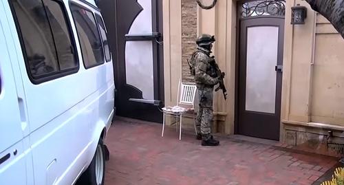 Силовики в доме дагестанского чиновника. Фото: Следственный комитет Российской Федерации, https://www.youtube.com/watch?v=8_SZ_0qeI10 Силовики в доме дагестанского чиновника. Фото: Следственный комитет Российской Федерации, https://www.youtube.com/watch?v=8_SZ_0qeI10