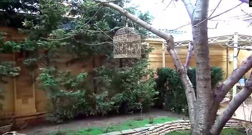 Во дворе дома одного из задержанных членов правительства Дагестана. Кадр видео СКР: www.youtube.com/watch?time_continue=58&v=8_SZ_0qeI10 Во дворе дома одного из задержанных членов правительства Дагестана. Кадр видео СКР: www.youtube.com/watch?time_continue=58&v=8_SZ_0qeI10
