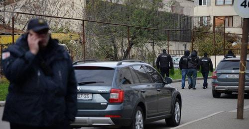 Спецоперация в Тбилиси. Фото © Sputnik / Levan Avlabreli https://sputnik-georgia.ru/society/20180105/238794387/Meria-Tbilisi-oplatit-remont-avtomobilej-povrezhdennyh-v-hode-specoperacii.html Спецоперация в Тбилиси. Фото © Sputnik / Levan Avlabreli https://sputnik-georgia.ru/society/20180105/238794387/Meria-Tbilisi-oplatit-remont-avtomobilej-povrezhdennyh-v-hode-specoperacii.html