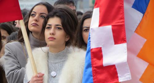 Участница митинга по случаю 30-летия карабахского освободительного движения. Нагорный Карабах.13 февраля 2018 года. Фото Алвард Григорян для "Кавказского узла" Участница митинга по случаю 30-летия карабахского освободительного движения. Нагорный Карабах.13 февраля 2018 года. Фото Алвард Григорян для "Кавказского узла"
