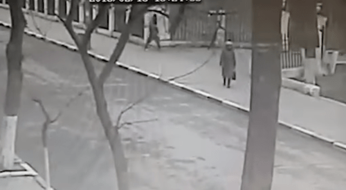 Видео с камеры наружного наблюдения. Фото: стоп-кадр видео, опубликованного паблик Mash https://vk.com/mash?z=video-112510789_456242169%2Fvideos-112510789%2Fpl_-112510789_-1 Видео с камеры наружного наблюдения. Фото: стоп-кадр видео, опубликованного паблик Mash https://vk.com/mash?z=video-112510789_456242169%2Fvideos-112510789%2Fpl_-112510789_-1