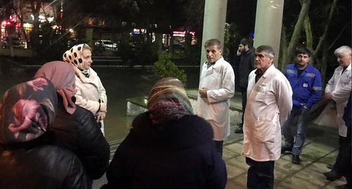 Представители Минздрава около здания больницы после массового расстрела верующих в Кизляре. Фото http://minzdravrd.ru/ Представители Минздрава около здания больницы после массового расстрела верующих в Кизляре. Фото http://minzdravrd.ru/