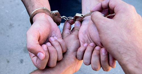 Сотрудник полиции надевает наручники на задержанного. Фото © Sputnik / Murad Orujov https://ru.sputnik.az/incidents/20180206/413930906/Iran-ubijstvo-zaderzhan-zek-rozysk-rossija.html Сотрудник полиции надевает наручники на задержанного. Фото © Sputnik / Murad Orujov https://ru.sputnik.az/incidents/20180206/413930906/Iran-ubijstvo-zaderzhan-zek-rozysk-rossija.html