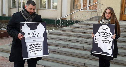 Пикет против "мертвых душ" в Астрахани. Фото предоставлено "Кавказскому узлу" Дмитрием Поляком. Пикет против "мертвых душ" в Астрахани. Фото предоставлено "Кавказскому узлу" Дмитрием Поляком.