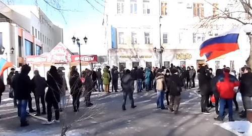 Проведение "Забастовки избирателей" в Астрахани. Фото: стоп-кадр видео "Путин вор! Полиции позор!!!" Митинг в Астрахани 28 января 2018 года. https://vk.com/pycckue.acmpaxanu?z=video-46919433_456239700%2Feb3386ec5e189f879a%2Fpl_wall_-46919433 Проведение "Забастовки избирателей" в Астрахани. Фото: стоп-кадр видео "Путин вор! Полиции позор!!!" Митинг в Астрахани 28 января 2018 года. https://vk.com/pycckue.acmpaxanu?z=video-46919433_456239700%2Feb3386ec5e189f879a%2Fpl_wall_-46919433
