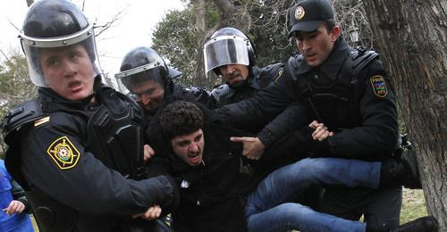 Сотрудники полиции задерживают активиста. Баку, январь 2013 г. Фото: REUTERS/David Mdzinarishvili Сотрудники полиции задерживают активиста. Баку, январь 2013 г. Фото: REUTERS/David Mdzinarishvili