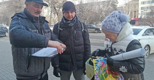 Дольщики Александр Назаров (слева) и Алексей Шапочкин. Волгоград, 27 февраля 2018 года. Фото Татьяны Филимоновой для "Кавказского узла" Дольщики Александр Назаров (слева) и Алексей Шапочкин. Волгоград, 27 февраля 2018 года. Фото Татьяны Филимоновой для "Кавказского узла"