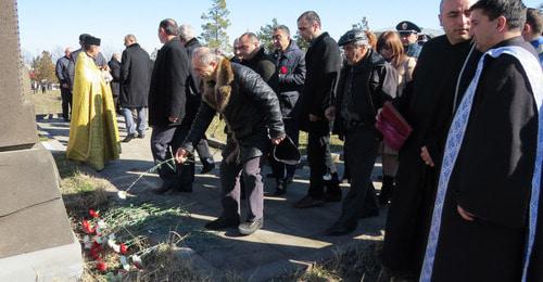 Возложение цветов в городе Шуши в память жертв массового насилия в отношении армян в азербайджанском Сумгаите. Нагорный Карабах, 28 февраля 2018 г. Фото Алвард Григорян для "Кавказского узла" Возложение цветов в городе Шуши в память жертв массового насилия в отношении армян в азербайджанском Сумгаите. Нагорный Карабах, 28 февраля 2018 г. Фото Алвард Григорян для "Кавказского узла"