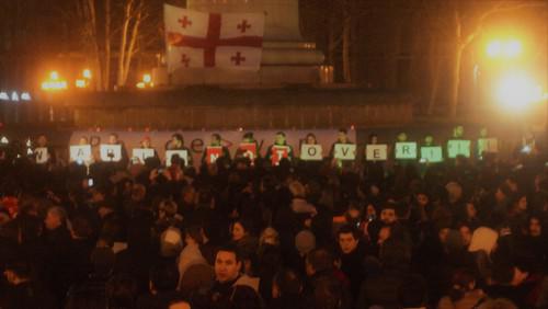 Участники акции держат буквы, выложив фразу "Война не окончена". Тбилиси, 4 марта 2018 года. Фото Беслана Кмузова для "Кавказского узла" Участники акции держат буквы, выложив фразу "Война не окончена". Тбилиси, 4 марта 2018 года. Фото Беслана Кмузова для "Кавказского узла"