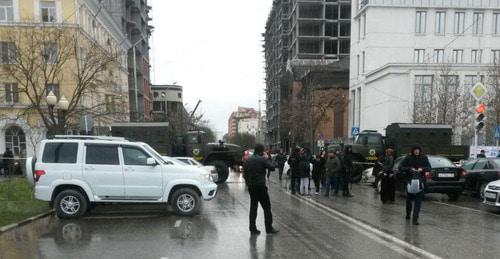 Участники акции на площади перед зданием мэрии Грозного и мечети "Сердце Чечни". Фото корреспондента "Кавказского узла" Участники акции на площади перед зданием мэрии Грозного и мечети "Сердце Чечни". Фото корреспондента "Кавказского узла"