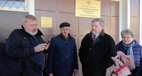 Григорий Явлинский (второй справа), его доверенные лица Светлана Ганнушкина, Дмитрий
Муратов и Олег Орлов.
Приехали на судебное заседание по продлению меры пресечения Оюбу Титиеву. Фото ПЦ "Мемориал" Григорий Явлинский (второй справа), его доверенные лица Светлана Ганнушкина, Дмитрий
Муратов и Олег Орлов.
Приехали на судебное заседание по продлению меры пресечения Оюбу Титиеву. Фото ПЦ "Мемориал"