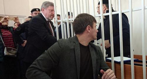 Григорий Явлинский приветствтует Оюба Титиева на судебном заседании по ходатайству следователя о продлении ареста Оюба до 9 мая, на два месяца. Фото ПЦ "Мемориал" Григорий Явлинский приветствтует Оюба Титиева на судебном заседании по ходатайству следователя о продлении ареста Оюба до 9 мая, на два месяца. Фото ПЦ "Мемориал"