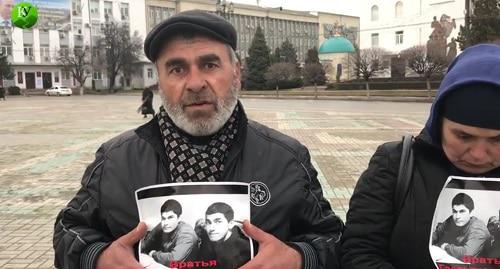Муртазали Гасангусейнов с женой. Кадр из видео "Кавказского узла" "Отец убитых братьев Гасангусейновых обратился к Путину" Муртазали Гасангусейнов с женой. Кадр из видео "Кавказского узла" "Отец убитых братьев Гасангусейновых обратился к Путину"