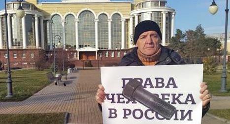 Игорь Стенин на пикете в Астрахани, 10 декабря 2017 г. Фото Елены Гребенюк для "Кавказского узла" Игорь Стенин на пикете в Астрахани, 10 декабря 2017 г. Фото Елены Гребенюк для "Кавказского узла"