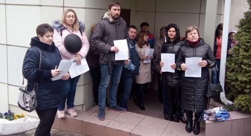Сочинские дольщики собрались у летней резиденции Путина. Сочи, 10 марта 2018 года. Фото Светланы Кравченко для "Кавказского узла". Сочинские дольщики собрались у летней резиденции Путина. Сочи, 10 марта 2018 года. Фото Светланы Кравченко для "Кавказского узла".