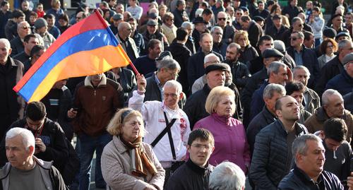 Участники митинга оппозиции в Ереване требуют реформ. 10 марта 2018 года. Фото Тиграна Петросяна для "Кавказского узла". Участники митинга оппозиции в Ереване требуют реформ. 10 марта 2018 года. Фото Тиграна Петросяна для "Кавказского узла".