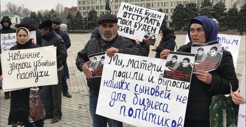 Митинг в поддержку Муртазали Гасангусейнова. Махачкала, 12 марта 2018 г. Фото Патимат Махмудовой для "Кавказского узла" Митинг в поддержку Муртазали Гасангусейнова. Махачкала, 12 марта 2018 г. Фото Патимат Махмудовой для "Кавказского узла"