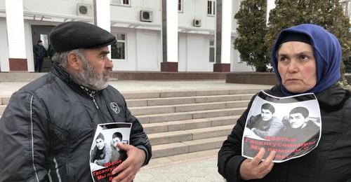 Родители убитых Гасангусейновых ждут приёма у здания правительства Дагестана. Махачкала, 12 марта 2018 г. Фото Патимат Махмудовой для "Кавказского узла" Родители убитых Гасангусейновых ждут приёма у здания правительства Дагестана. Махачкала, 12 марта 2018 г. Фото Патимат Махмудовой для "Кавказского узла"