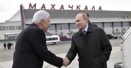 Владимир Путин (справа) и Владимир Васильев в Махачкале. 13 марта 2018 г. Фото: Sputnik/Alexei Nikolsky/Kremlin via REUTERS Владимир Путин (справа) и Владимир Васильев в Махачкале. 13 марта 2018 г. Фото: Sputnik/Alexei Nikolsky/Kremlin via REUTERS