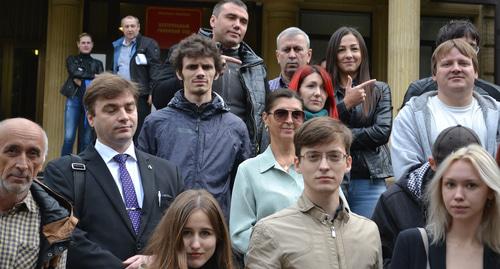 В центре на фото у здания суда слева первый ряд супруга Константина Зыкова, Татьяна. Справа Константин Зыков. Фото Светланы Кравченко для "Кавказского узла" В центре на фото у здания суда слева первый ряд супруга Константина Зыкова, Татьяна. Справа Константин Зыков. Фото Светланы Кравченко для "Кавказского узла"