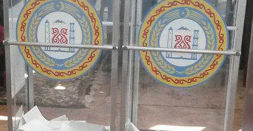 Избирательная урна в школе в Грозном, через полтора часа после начала голосования. Фото корреспондента "Кавказского узла" Избирательная урна в школе в Грозном, через полтора часа после начала голосования. Фото корреспондента "Кавказского узла"