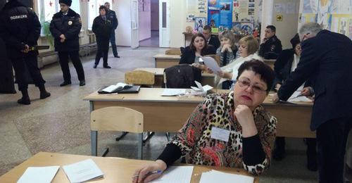 Наблюдатели на избирательном участке. Волгоград, 18 марта 2018 года. Фото Татьяны Филимоновой для "Кавказского узла" Наблюдатели на избирательном участке. Волгоград, 18 марта 2018 года. Фото Татьяны Филимоновой для "Кавказского узла"