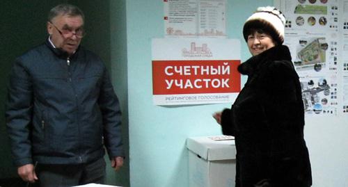Избиратель на участке в Ростове-на-Дону, 18 марта 2018 год. Фото: Константин Волгин для "Кавказского узла". Избиратель на участке в Ростове-на-Дону, 18 марта 2018 год. Фото: Константин Волгин для "Кавказского узла".