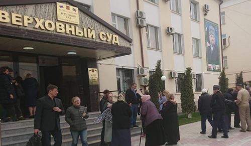 Возле здания суда. 19 марта 2018 г. Фото: Пресс-служба ПЦ "Мемориал" Возле здания суда. 19 марта 2018 г. Фото: Пресс-служба ПЦ "Мемориал"