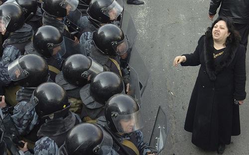 Разгон демонстрантов в Ереване. 1 марта 2008 г. Фото: REUTERS/Hayk Badalyan/Photolure Разгон демонстрантов в Ереване. 1 марта 2008 г. Фото: REUTERS/Hayk Badalyan/Photolure
