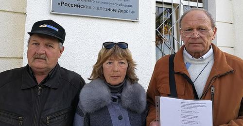 Евгений Словев (слева) с инициативной группой с жалобой на охранников морпорта возле здания суда. Фото Светланы Кравченко для "Кавказского узла" Евгений Словев (слева) с инициативной группой с жалобой на охранников морпорта возле здания суда. Фото Светланы Кравченко для "Кавказского узла"