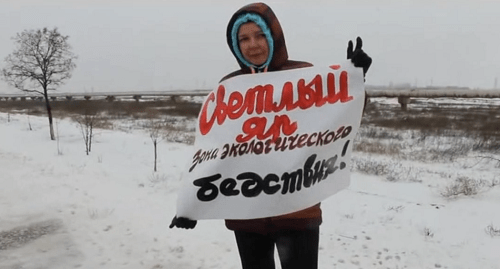 Участница пикета в Светлом Яре, 24 марта 2018 года. Фото Татьяны Филимоновой для "Кавказского узла". Участница пикета в Светлом Яре, 24 марта 2018 года. Фото Татьяны Филимоновой для "Кавказского узла".