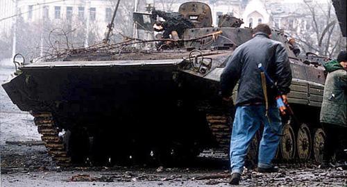 Многие песни Муцураева посвящены войне в Чечне. На фото Уничтоженная российская БМП в Грозном, январь 1995 года/ Фото Михаил Евстафьев https://ru.wikipedia.org/wiki/Первая_чеченская_война Многие песни Муцураева посвящены войне в Чечне. На фото Уничтоженная российская БМП в Грозном, январь 1995 года/ Фото Михаил Евстафьев https://ru.wikipedia.org/wiki/Первая_чеченская_война