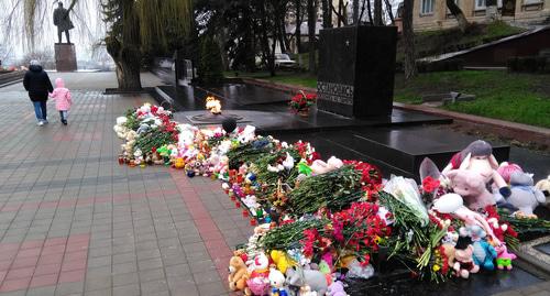 В память о погибших в Кемерово цветы и игрушки у Вечного огня в Пятигорскею Фото Константина Волгина для "Кавказского узла" В память о погибших в Кемерово цветы и игрушки у Вечного огня в Пятигорскею Фото Константина Волгина для "Кавказского узла"