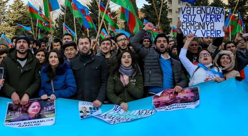 Портреты азербайджанских политзаключенных на митинге оппозиции. Баку, 31 марта 2018 года. Фото Азиза Каримова для "Кавказского узла" Портреты азербайджанских политзаключенных на митинге оппозиции. Баку, 31 марта 2018 года. Фото Азиза Каримова для "Кавказского узла"