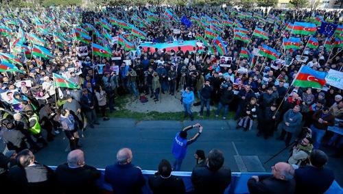 Портреты азербайджанских политзаключенных на митинге оппозиции. Баку, 31 марта 2018 года. Фото Азиза Каримова для "Кавказского узла" Портреты азербайджанских политзаключенных на митинге оппозиции. Баку, 31 марта 2018 года. Фото Азиза Каримова для "Кавказского узла"