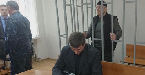 Оюб Титиев в зале суда. Фото: Пресс-служба ПЦ "Мемориал" Оюб Титиев в зале суда. Фото: Пресс-служба ПЦ "Мемориал"
