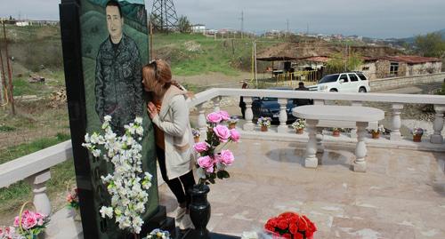 Молодежные организации на могиле погибшего военнослужащего Рудика Мовсесяна. Степанакерт. 2 апреля 2018 год Фото Алвард Григорян для "Кавказского узла" Молодежные организации на могиле погибшего военнослужащего Рудика Мовсесяна. Степанакерт. 2 апреля 2018 год Фото Алвард Григорян для "Кавказского узла"