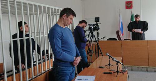 Адвокат Петр Заикин (справа) и Оюб Титиев в зале суда. Грозный, 4 апреля 2018 года. Фото: пресс-служба ПЦ "Мемориал" Адвокат Петр Заикин (справа) и Оюб Титиев в зале суда. Грозный, 4 апреля 2018 года. Фото: пресс-служба ПЦ "Мемориал"