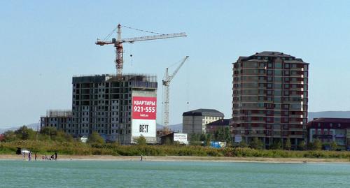 Новостройки на восточной стороне озера Ак-Гёль. Фото Патимат махмудовой для "Кавказского узла" Новостройки на восточной стороне озера Ак-Гёль. Фото Патимат махмудовой для "Кавказского узла"
