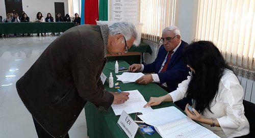 Голосование на избирательном участке в Баку. Фото Taleh Mahmudov
https://ru.sputnik.az/azerbaijan/20180411/414802094/vybory-azerbajdzhan-prezident-izbirateli.html Голосование на избирательном участке в Баку. Фото Taleh Mahmudov
https://ru.sputnik.az/azerbaijan/20180411/414802094/vybory-azerbajdzhan-prezident-izbirateli.html