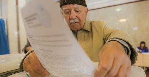 Избиратель опускает бюллетень в урну для голосования. Баку, 11 апреля 2018 года. Фото Азиза Каримова для "Кавказского узла" Избиратель опускает бюллетень в урну для голосования. Баку, 11 апреля 2018 года. Фото Азиза Каримова для "Кавказского узла"