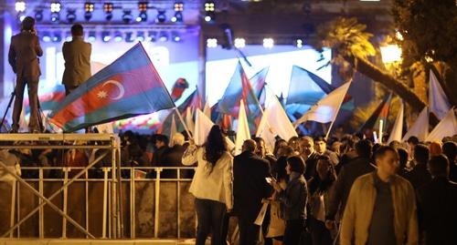 Сторонники Алиева празднуют его победу на выборах. Баку, 11 апреля 2018 года. Фото Азиза Каримова для "Кавказского узла". Сторонники Алиева празднуют его победу на выборах. Баку, 11 апреля 2018 года. Фото Азиза Каримова для "Кавказского узла".