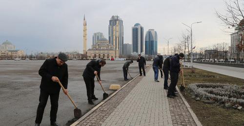 Субботник в Грозном. Фото: пресс-служба мэрии города Грозный Субботник в Грозном. Фото: пресс-служба мэрии города Грозный