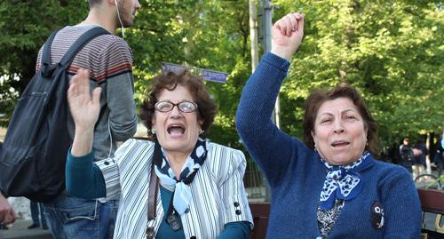 Митинг в Ереване 14 апреля. Фото Тиграна Петросяна для "Кавказского узла". Митинг в Ереване 14 апреля. Фото Тиграна Петросяна для "Кавказского узла".