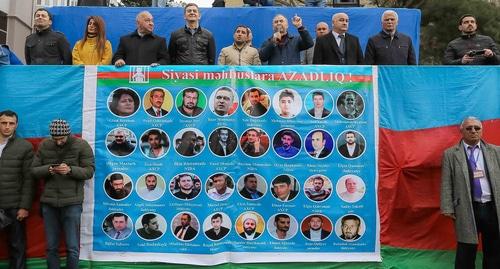 Спикеры митинга против итогов выборов выступают на фоне портретов политзаключенных. Баку, 14 апреля 2018 года. Фото Азиза Каримова для "Кавказского узла". Спикеры митинга против итогов выборов выступают на фоне портретов политзаключенных. Баку, 14 апреля 2018 года. Фото Азиза Каримова для "Кавказского узла".