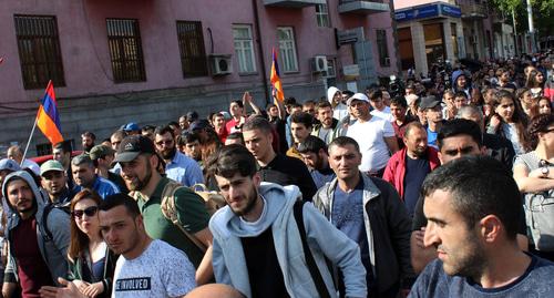 Шествие противников премьерства Сержа Саргсяна в Ерване. Фото Тиграна Петросяна для "Кавказского узла" Шествие противников премьерства Сержа Саргсяна в Ерване. Фото Тиграна Петросяна для "Кавказского узла"