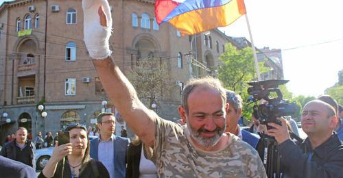 Лидер протестующих Никол Пашинян вернулся после ранения к протестующим. Ереван, 16 апреля 2018 г. Фото Тиграна Петросяна для "Кавказского узла" Лидер протестующих Никол Пашинян вернулся после ранения к протестующим. Ереван, 16 апреля 2018 г. Фото Тиграна Петросяна для "Кавказского узла"